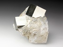 Pyritwürfel auf Matrix