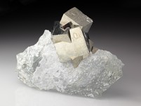 Pyritwürfel auf Matrix