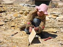 Franziska beim Fossiliensuchen in den Steinbr�chen der ALSO Naturstein GmbH