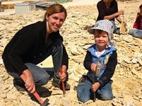 Kirsten & Dominik beim Fossiliensuchen in den Steinbr�chen der ALSO Naturstein GmbH