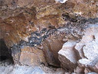 Ader mit Barit-, Galenit- und Vanadinit-Kristallen