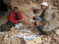 2 marokkanische Mineraliensammler mit Vanadinit-Kristallen
