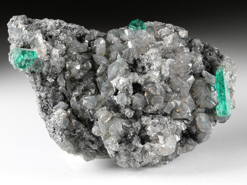 Smaragde auf Bergkristall